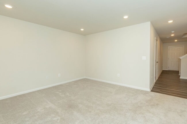 Foto del edificio - 3 Bed, 2 Full/2 Half Bath, Well Maintained Townhome in Inwood, WV