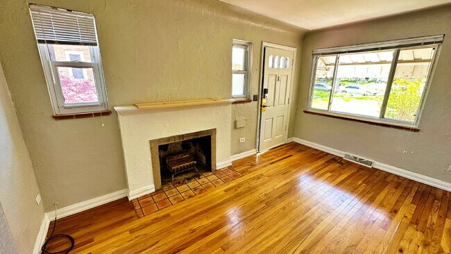 Building Photo - Lovely Mid Century 2 Bed 1 Bath Courtyard Row Home in the Heart of Denver!