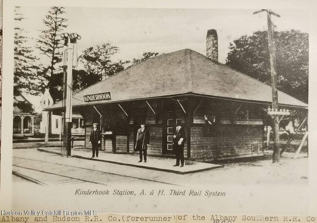 Building Photo - 36A Albany Ave