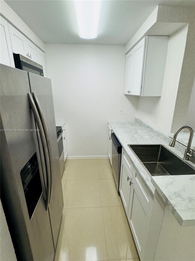 Foto del edificio - 2851 N Oakland Forest Dr