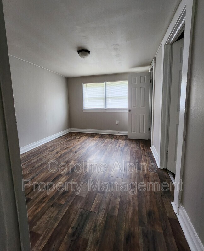 Foto del edificio - 1102 Baker Blvd