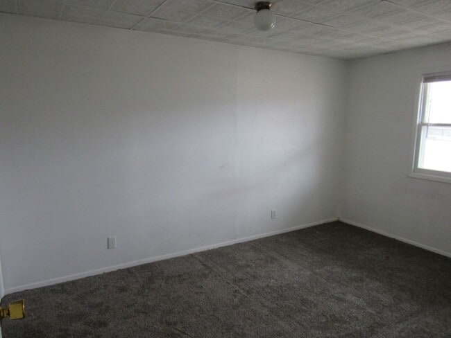 Building Photo - Updated 2 bedroom unit in Triplex