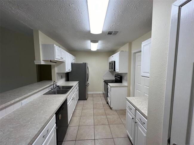 Building Photo - 9806 Hummingbird St
