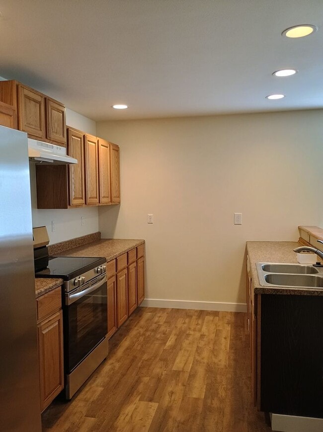 Building Photo - Freshly Painted Duplex in the Heart of Silverdale