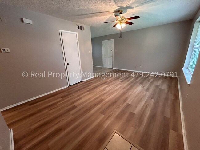 Building Photo - Greenwood Single family 2 bed 1 bath 1 car carport