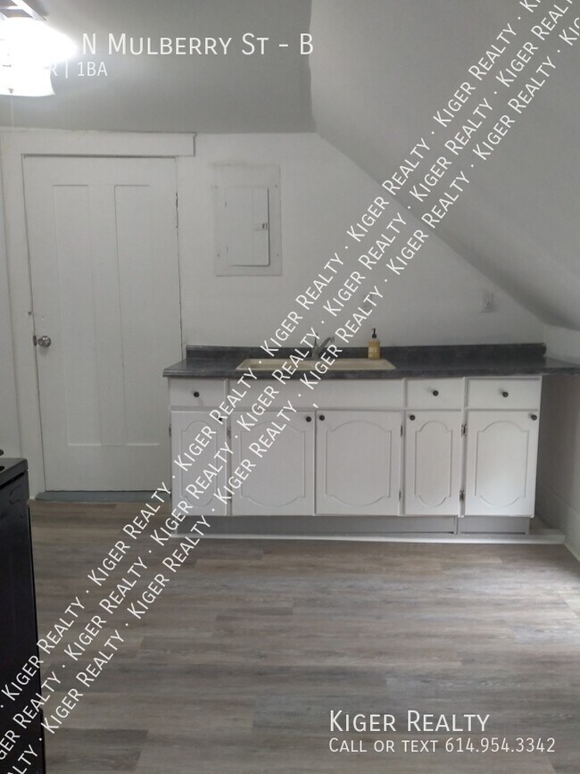 Building Photo - 2 Bedroom, 1 Bathroom Upstairs Apartment