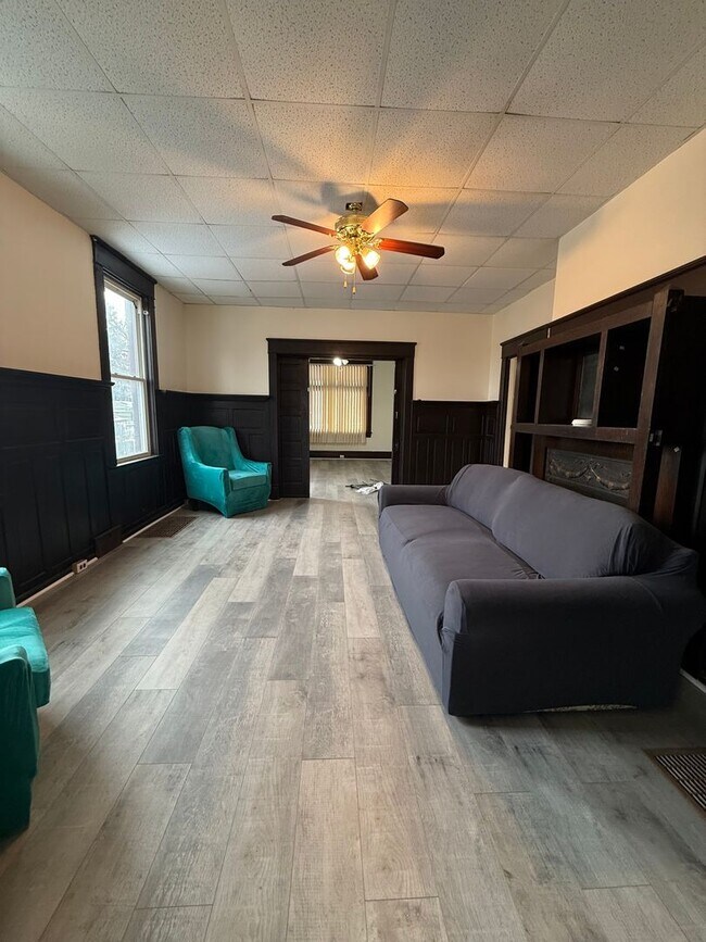 Building Photo - 2405 Jenny Lind St