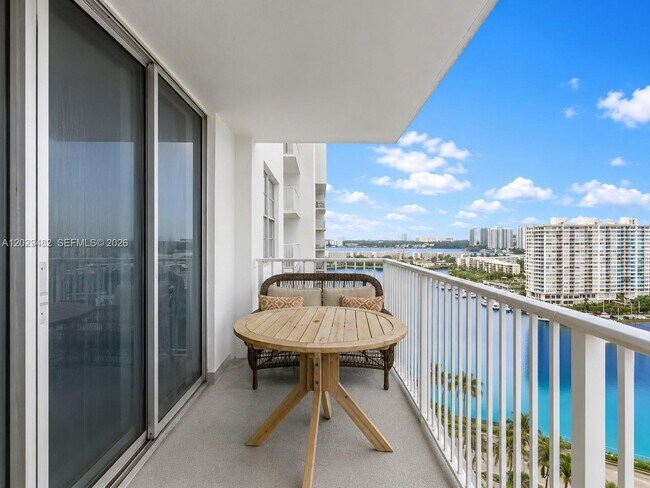 Foto del edificio - 2801 NE 183rd St