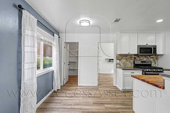 Foto del edificio - Beautiful Single Story 4 Bed/2 Bath Home In Santee, San Diego!