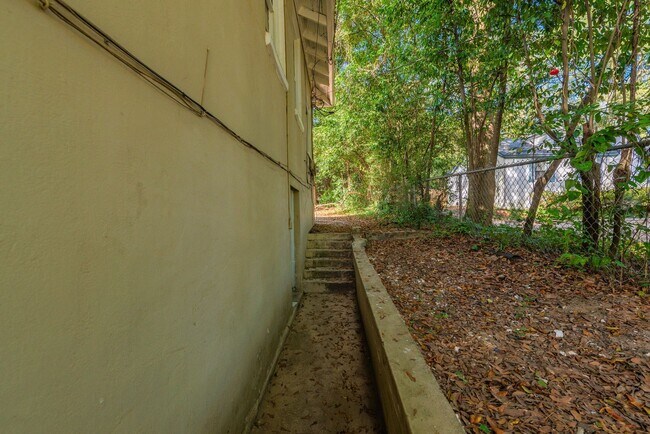 Foto del edificio - MOVE IN SPECIAL!!! $699- Updated 2 bed/1 bath apartment near Medical Center, with brand-new appli...