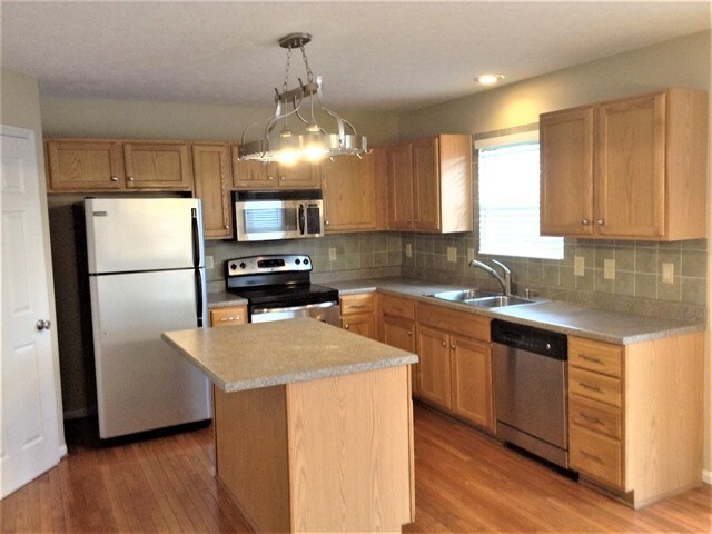 Foto del edificio - 3684 Bristol Lake Dr