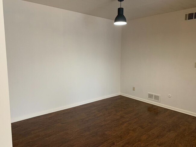 Building Photo - Moon Township - 2 Bedroom, 1.5 Bath, Fores...
