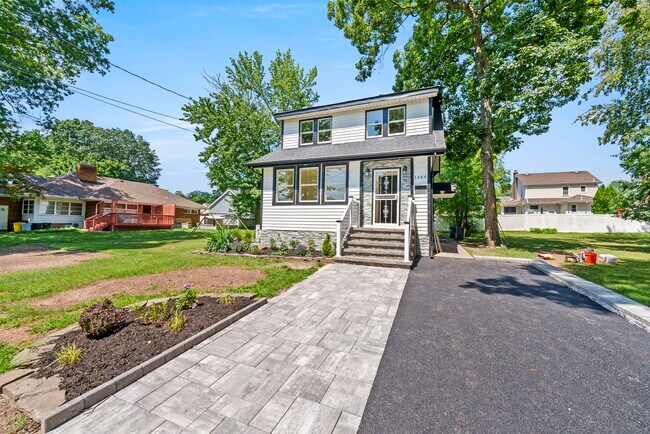 Building Photo - 1484 Sylvan Ter