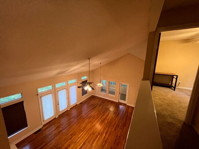 Foto del edificio - Massive 3 Bedroom 2.5 Bathroom Single-Family Home with Real Hardwood Floors and a Huge Two-Car Ga...