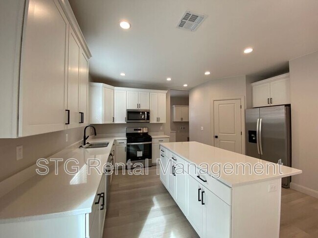 Building Photo - 840 Twin Lakes Dr