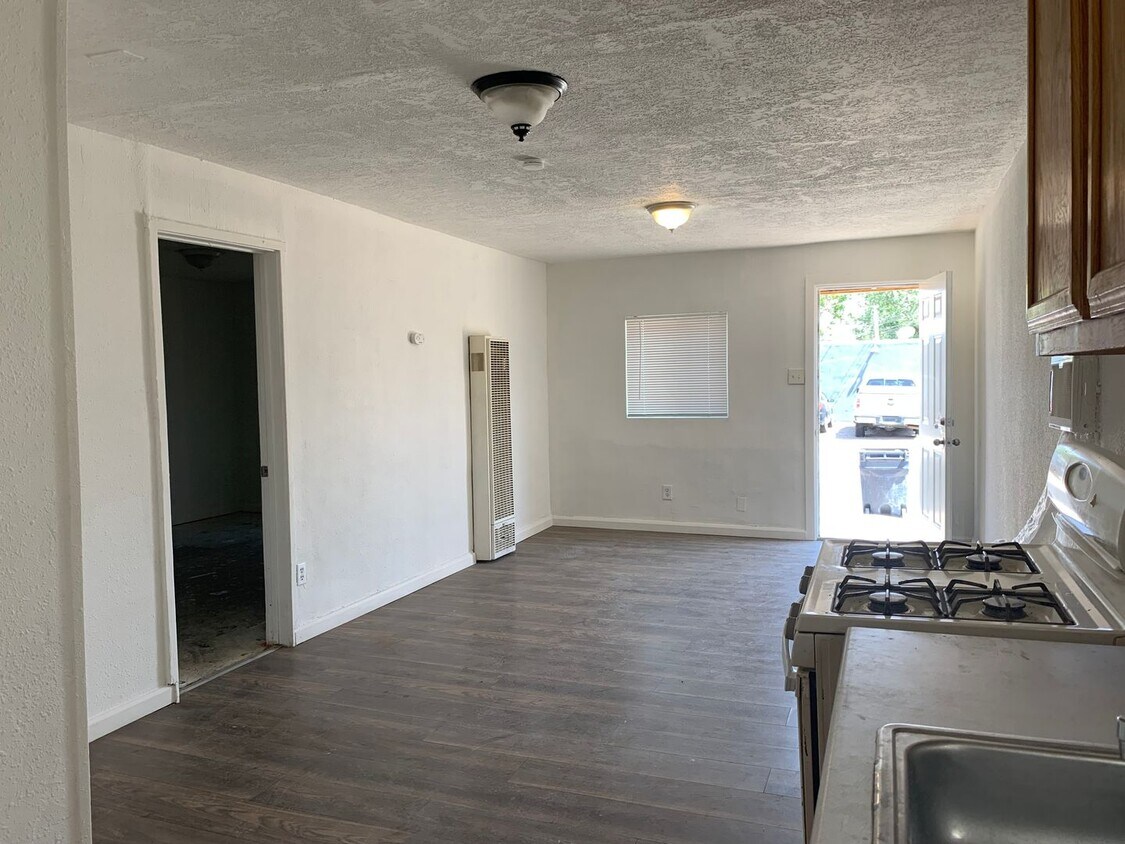 Foto del edificio - Charming 1 Bed / 1 Bath Duplex with Drivew...