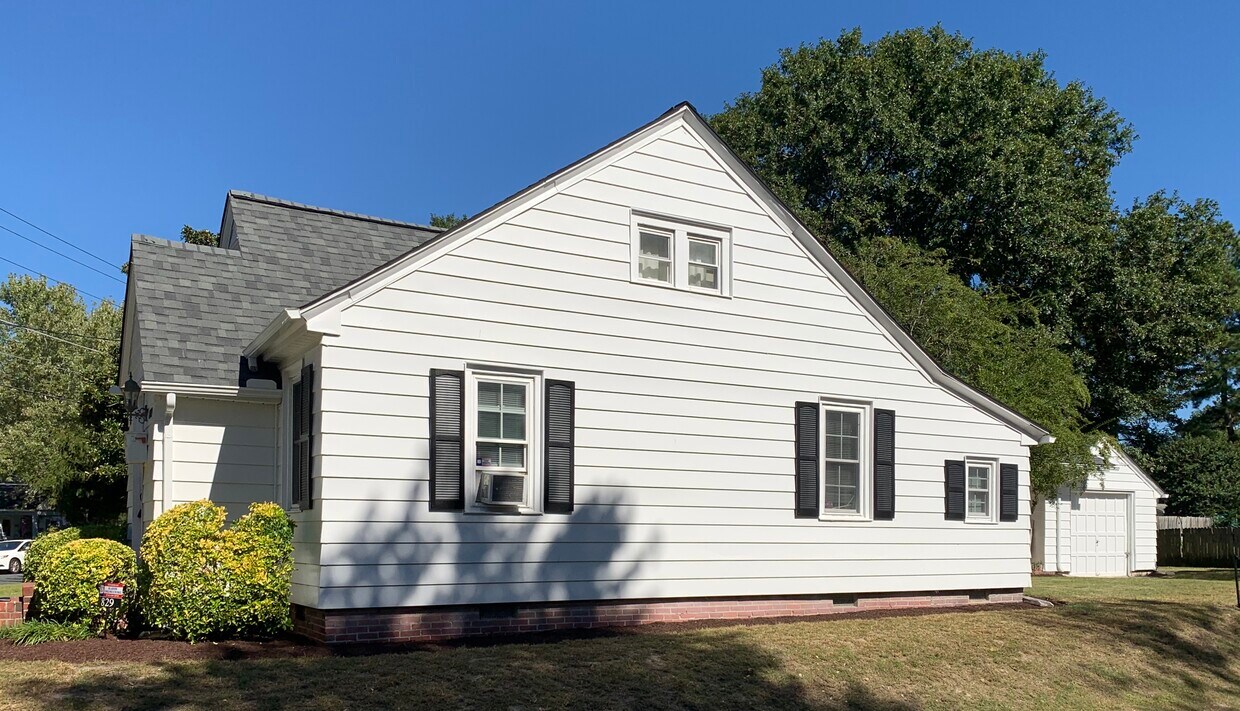 Building Photo - 829 Riverside Rd