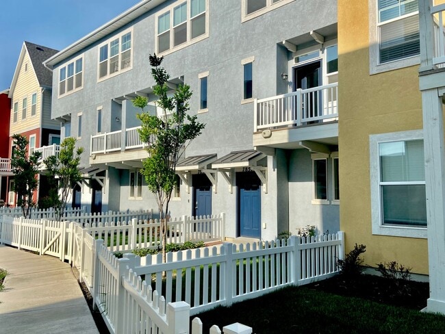 Building Photo - Beautiful Townhome at Parkside Stone Creek!