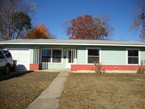Building Photo - 147 Storeywood Dr