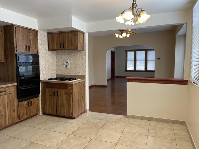 Building Photo - 923 Dawes Ave