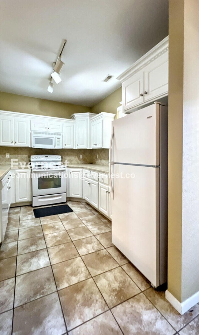 Foto del edificio - 5245 Overland Dr