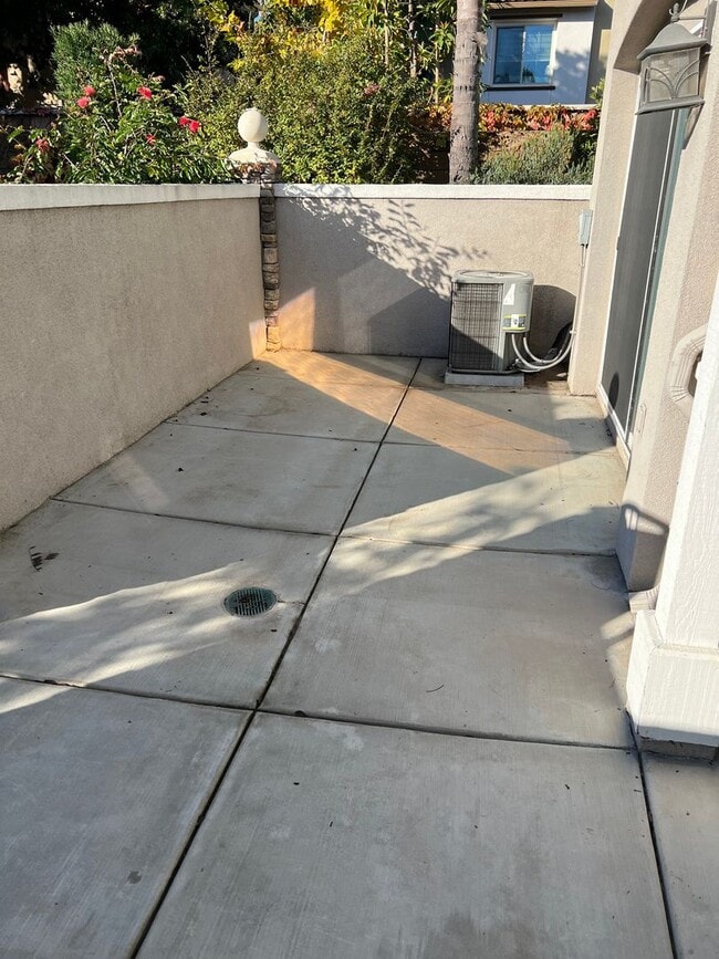 Foto del edificio - 3 bedroom 2-1/2 bath townhome close to beach