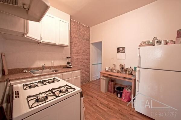 Building Photo - 308 5th Ave