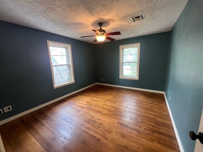 Building Photo - 3 Bedroom Home Close to Campus