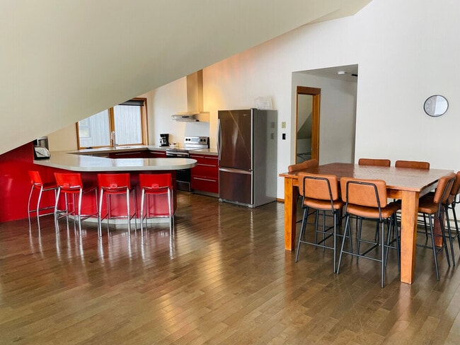 Building Photo - 16 Manitou Rd