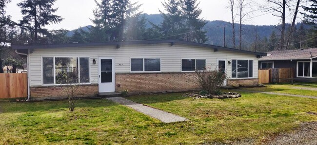 Building Photo - Open Floor Plan Duplex in Quiet Neighborhood!