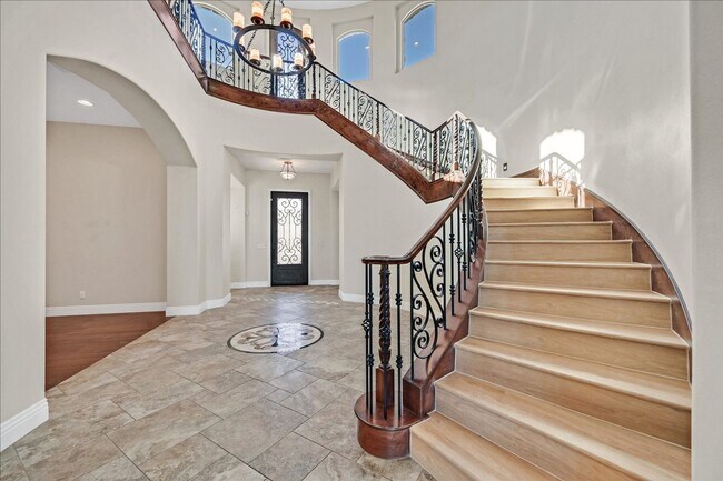 Building Photo - Custom Luxury Home with Strip and Mountain Views!