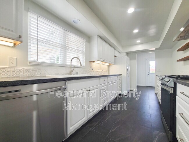 Building Photo - 1265 El Rey Ave