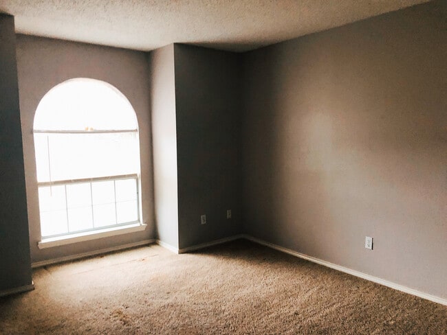 Building Photo - 6104 7th Dr