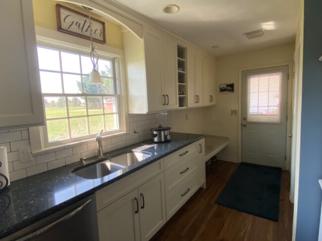 Building Photo - 2723 Plains Rd