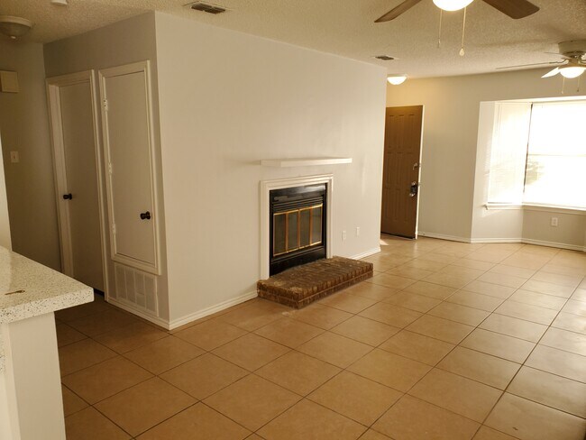 Building Photo - 4588 Oak Hill Dr