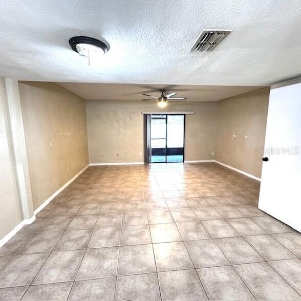 Foto del edificio - 10128 Lake Oak Cir