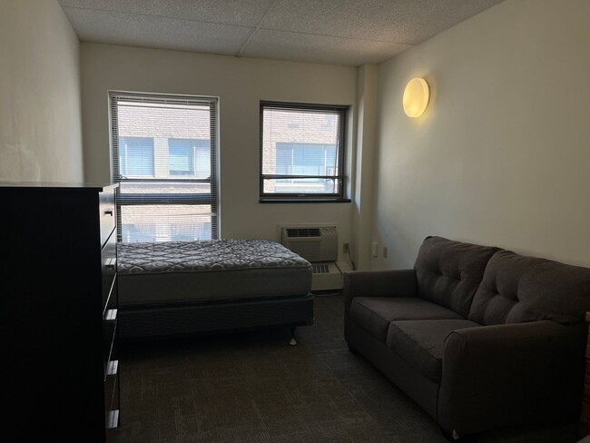 Interior Photo - 407 College Ave