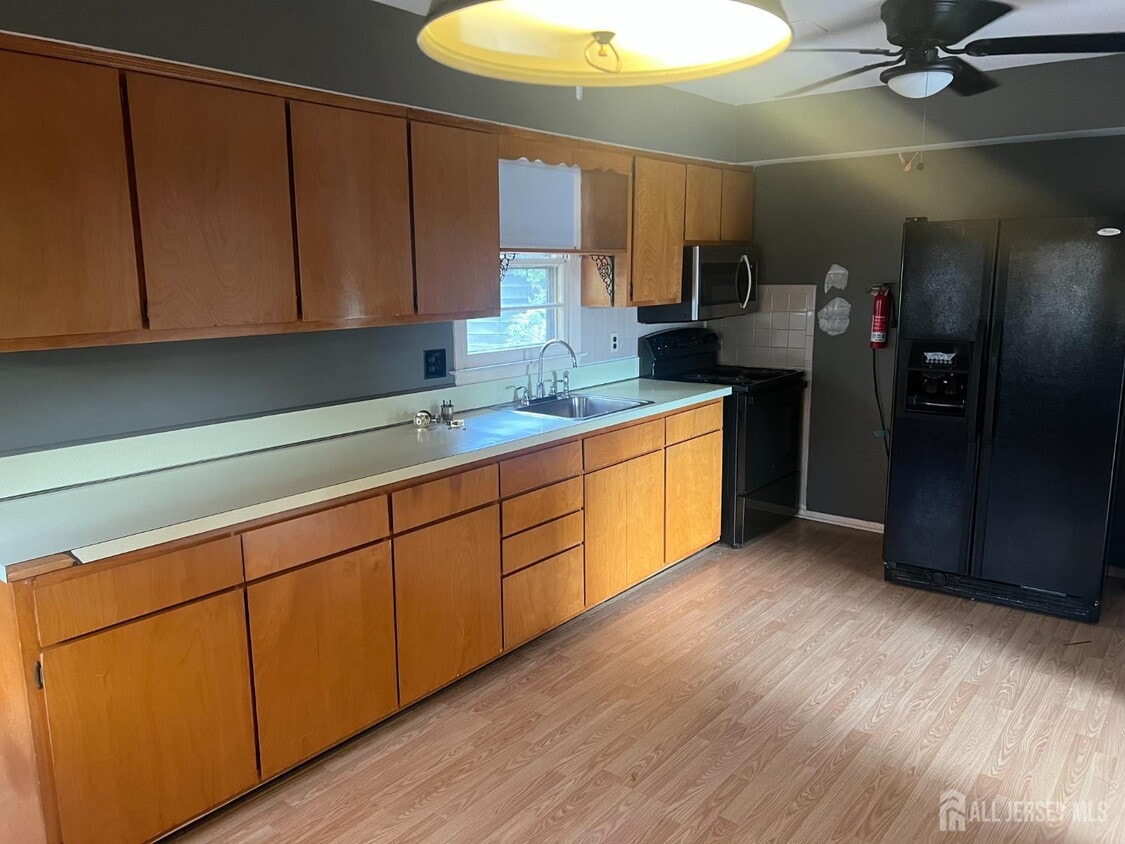 Building Photo - 345 Lincoln Blvd