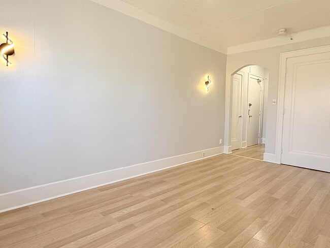 Building Photo - 524 Pitt St W