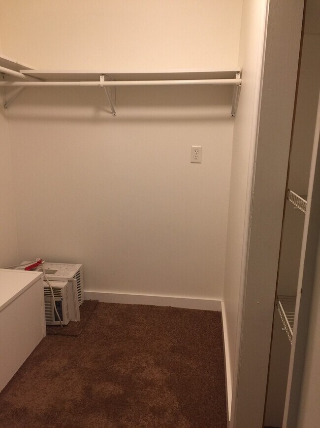 Closet - 3111 Sycamore St