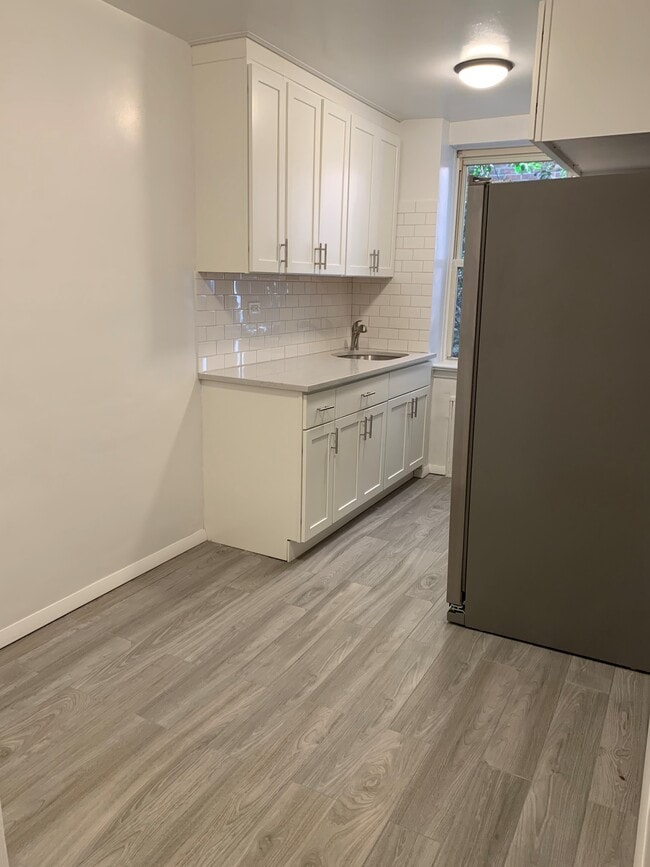 Eat-In Kitchen - 4295 Webster Ave