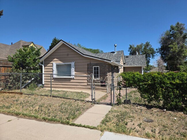Foto del edificio - SPACIOUS, BRIGHT 2 BEDROOM - LARGE YARD