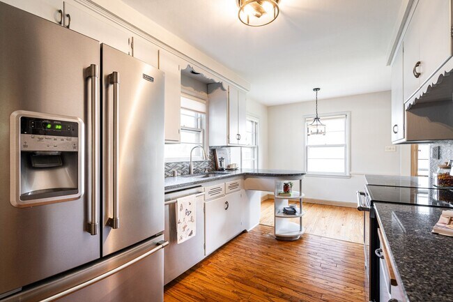 Building Photo - "Unveil Your 3-Bedroom Oasis: Luxury Livin...