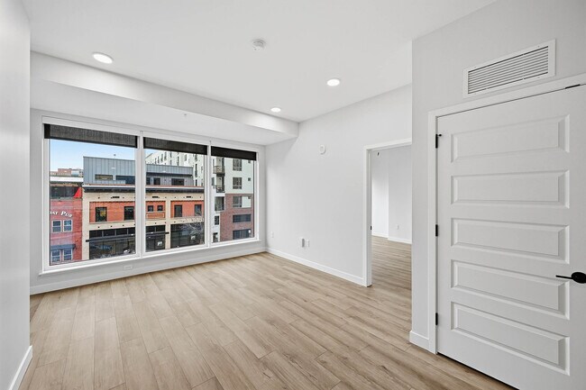 Amplio dormitorio con grandes ventanales con vistas a la ciudad. - AMLI Golden Triangle