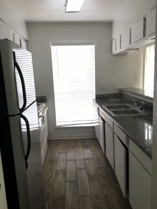 Foto del edificio - 3 bed, 2 bath condo