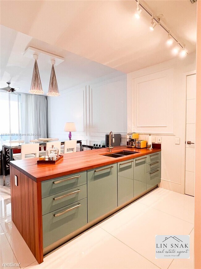 Foto del edificio - 3 br, 3.5 bath Condo - 15811 Collins Ave A...