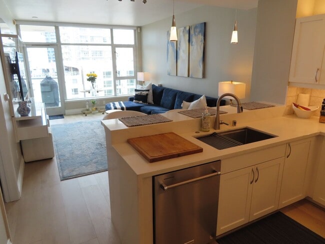 Building Photo - Furnished One Bedroom Downtown Condo with ...