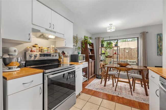 Foto del edificio - 5616 Emerald Forest Dr