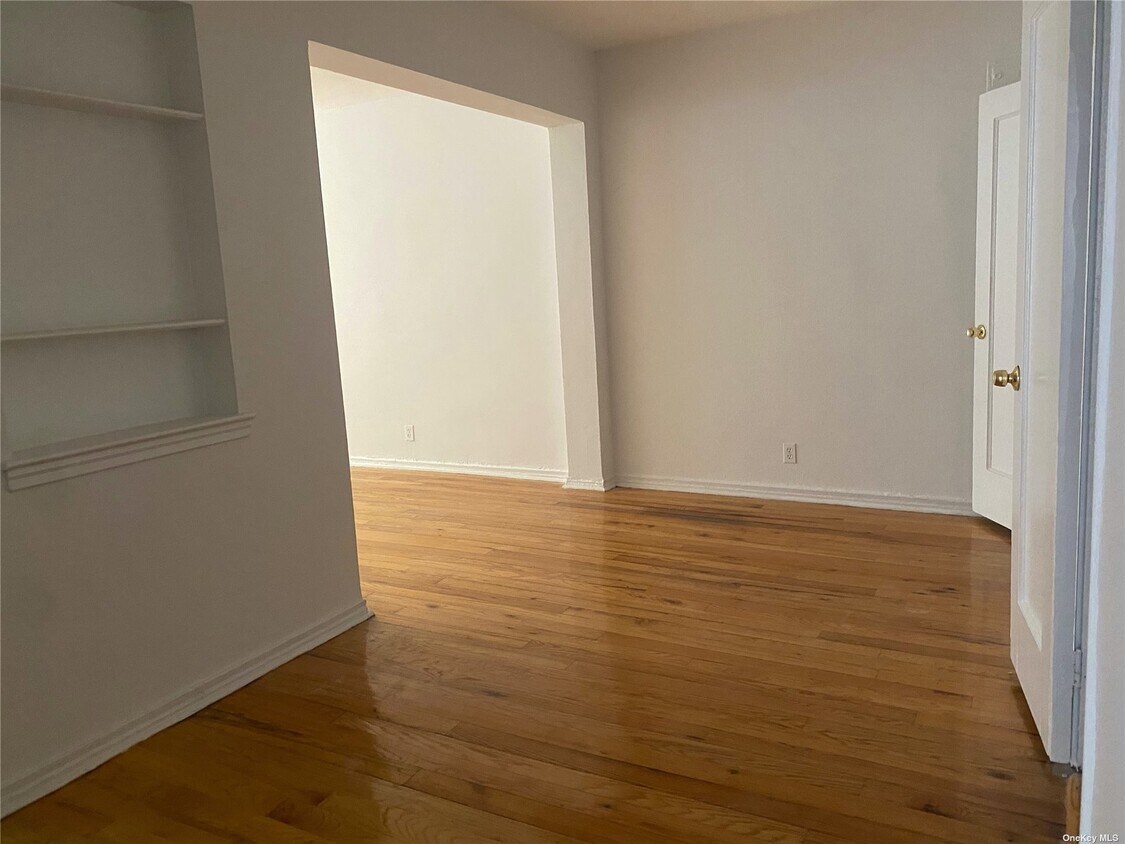 12 Welwyn Rd Unit 1F, Great Neck Plaza, NY 11021 Room for Rent in