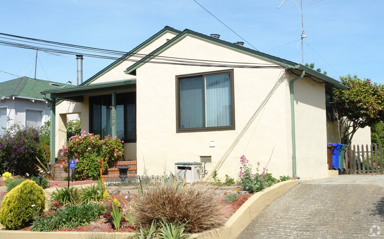 Primary Photo - 5639 Santa Cruz Ave